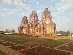 สัมผัสมนต์ขลังแห่งละโว้... บริการรถเหมาพรีเมียมนำเที่ยวลพบุรี ไหว้พระปรางค์สามยอด ชมโบราณสถานอันทรงคุณค่า เดินทางสะดวกสบาย ปลอดภัย ใส่ใจทุกรายละเอียดครับ