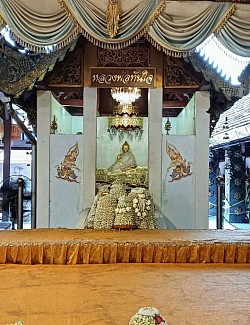 ลงเครื่องแล้วเดินทางไปรับโชคทันที! รับ-ส่ง ท่าอากาศยานเชียงใหม่ สู่วัดพระธาตุดอยคำและที่เที่ยวทั่วเชียงใหม่ จองง่าย ตรงเวลา รถพรีเมียมแอร์เย็นฉ่ำ ให้การเดินทางไหว้พระของคุณสะดวกสบายที่สุดไปกับเราครับ